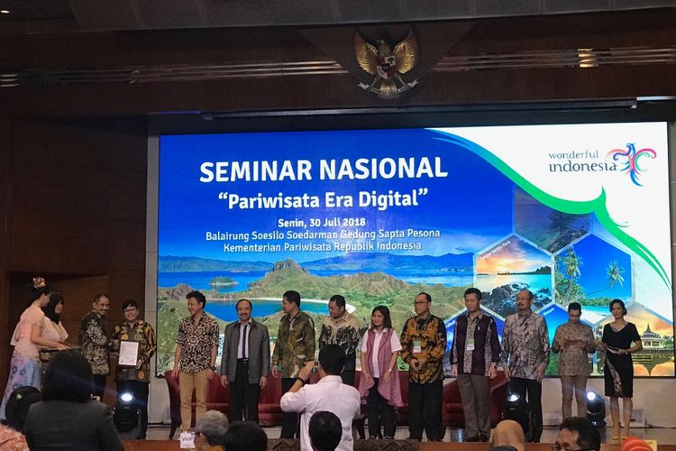 Para pembicara dalam Seminar Nasional Pariwisata Era Digital, di Balairung Soesilo Soedarman, Gedung Sapta Pesona, Kementerian Pariwisata Indonesia, Jakarta Pusat, Senin (30/7/2018).