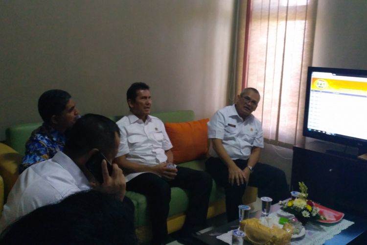 Mempan RB Asman Abnur (tengah) saat meninjau lokasi tes CPNS Kemenkumham di Kantor Regional X  Badan Kepegawaian Negara (BKN) Jalan By Pass Ngurah Rai, Denpasar, Bali, Senin (11/9/2017). 