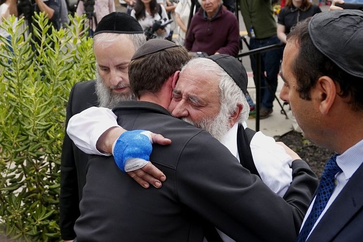 Rabi Yisroel Goldstein menjadi salah satu korban luka dalam penembakan di sinagoge di kota Poway, California, Sabtu (27/4/2019).