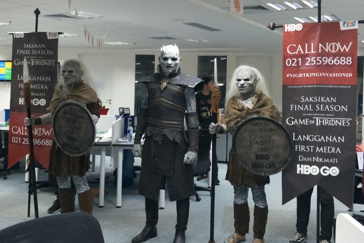 Cosplayer Night King dari Game of Thrones mendatangi redaksi Kompas.com di Jalan Palmerah Selatan, Jakarta Pusat, Kamis (9/5/2019).