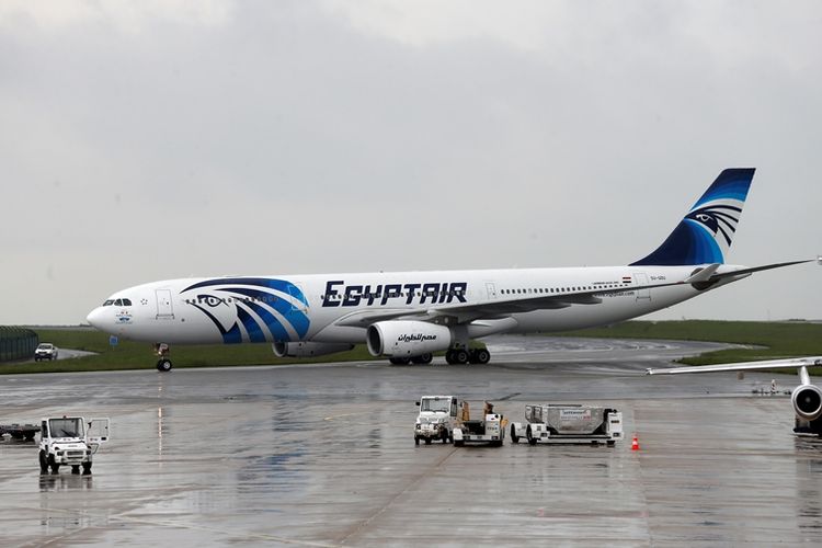 Pesawat Egypt Air mendarat di bandara Roissy-Charles De Gaulle, Paris, Mei 2016.