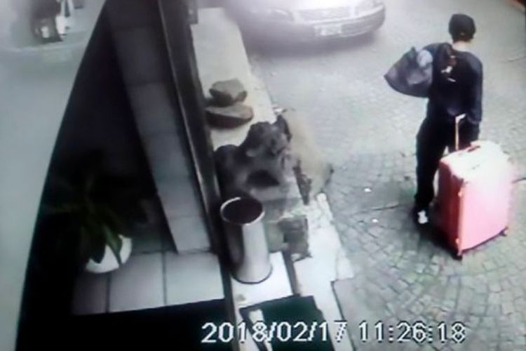 Dalam rekaman kamera CCTV milik hotel Purple Garden, Taipei ini terlihat Chan Tung-kai (19) menarik sebuah koper berwarna merah muda yang diyakini polisi berisi jenazah kekasihnya.