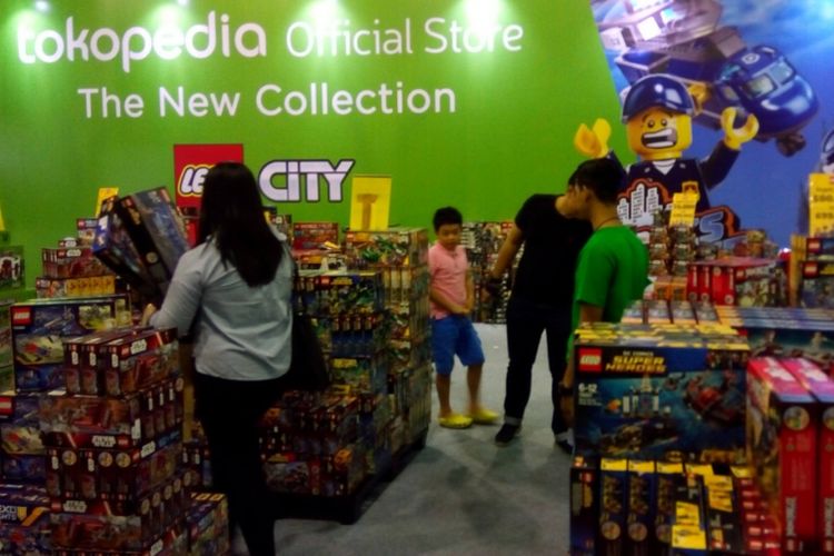 Koleksi mainan bongkar susun Lego saat perhelatan The Jakarta 14th Toys & Comics fair 2018 pada Sabtu (24/2/2018).
