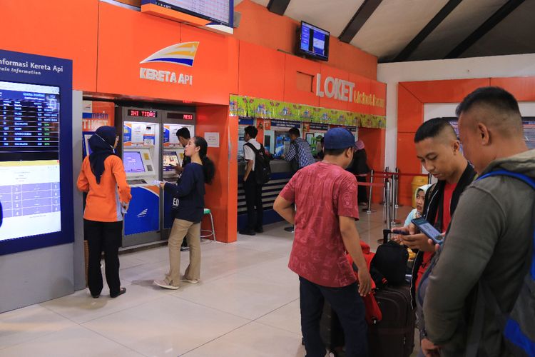 Para penumpang tengah menunggu jadwal kepergian kereta di Stasiun Bandung. 