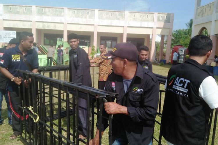 Relawan memasang pagar di gedung baru Pesantren AN, Buket Rata, Kecamatan Blang Mangat, Kota Lhokseumawe, Rabu (24/7/2019).
