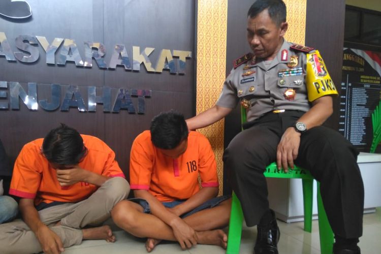 Kapolda Sumsel Irjen Pol Zulkarnain Adinegara saat mengintrogasi dua pelaku perusakan stadion GLora Jakabaring, Palembang, Sumatera Selatan, Senin (23/7/2018)