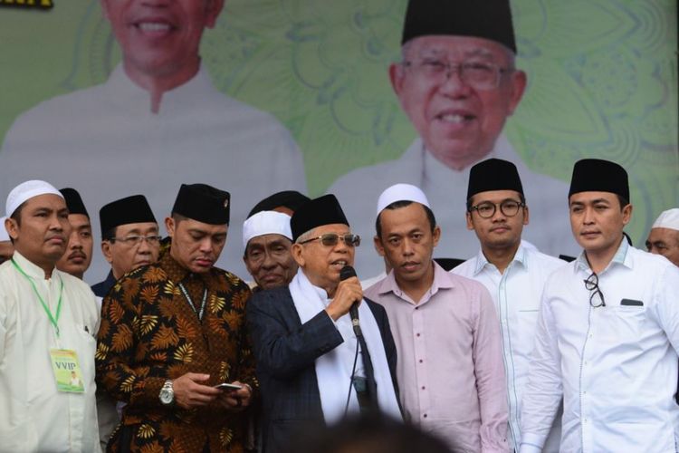 Bupati Pamekasan Baddrut Tamam (paling kanan) saat mengikuti kampanye Cawapres nomor urut 01 KH. Maruf Amin di Stadion Gelora Ratu Pamelingan Pamekasan pada Selasa (19/3/2019) lalu. 