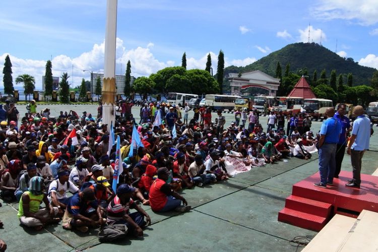 Suasana unjuk rasa ratusan buruh di halaman Kantor Gubernur Dok II Jayapura.