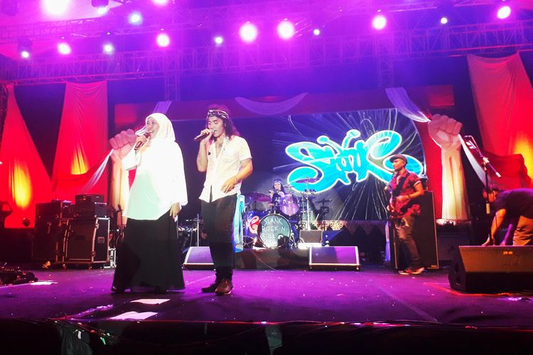 Slank bersama Gubernur Jawa Timur Khofifah Indar Parawansa menyanyikan lagu Ku Tak Bisa dalam Konser Slank dan Ngaji Kebangsaan bersama Mahfud MD dan Ustaz Yusuf Mansur di Lapangan Kodam V Brawijaya, Surabaya, Minggu (7/4/2019) malam.