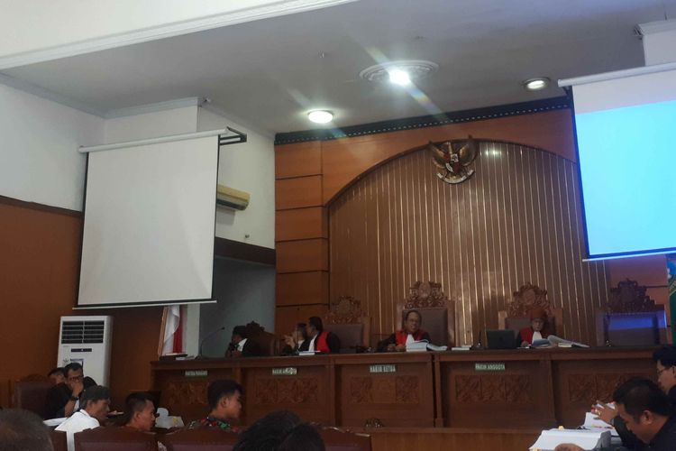 Anggota polisi yang menjadi saksi dalam persidangan Ratna Sarumpaet, Kamis (4/4/2019). Mereka adalah Andika, Yudi Andrian, dan Eman Suherman. 