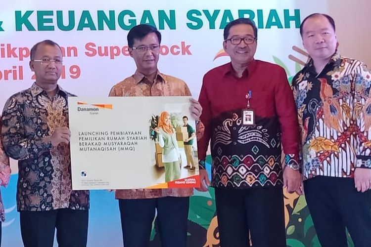 (Dari kirir ke kanan) Deputi Komisioner Edukasi dan Perlindungan Konsumen OJK Sarjito,  Direktur Urusan Perbankan Syariah Bank Danamon  Herry Hykmanto, Kepala OJK Kaltim Dwi Aryanto, dan Regional Corporate Officer Bank Danamon Wilayah Kalimantan Eka Dinata dalam pembukaan Expo Perbankan Syariah di Balikpapan, pada Jumat (5/4/2019).
