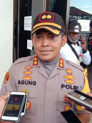 Kapolres Mimika AKBP Agung Marlianto didampingi Ketua KPU Mimika Indra Ebang Ola