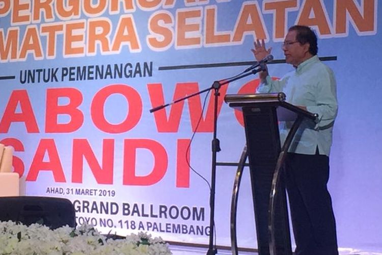 Rizal Ramli, saat memberikan kata sambutan dalam deklarasi alumni perguruan tinggi se-sumatera selatan untuk pemenangan Prabowo-Sandi di di Taciro Grand Ballroom, Palembang, Minggu (31/3/2019).