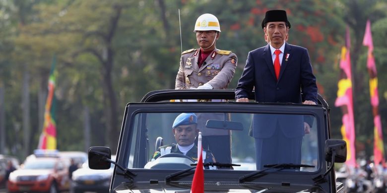 Presiden Joko Widodo meninjau pasukan saat upacara di Lapangan Silang Monas, Jakarta Pusat, Senin (10/7/2017). Upacara peringatan hari ulang tahun ke-71 Bhayangkara melibatkan 2.408 personel gabungan dari Polri, TNI, instansi terkait, hingga organisasi Pramuka. 