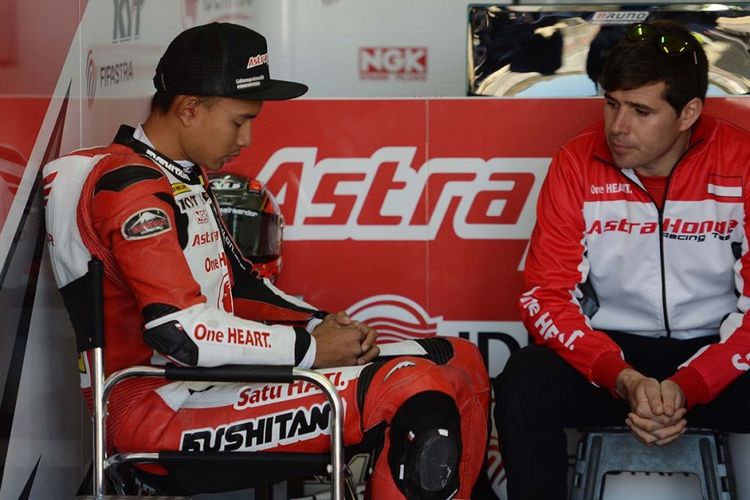 Pebalap Astra Honda Racing Team, Dimas Ekky Pratama, berdoa sebelum memasuki lintasan sirkuit pada sesi kualifikasi FIM CEV Moto2 di Sirkuit Ricardo Tormo, Valencia, Spanyol, Sabtu (18/11/2017). Selain Dimas Ekky Pratama, Astra Honda Racing Team juga menurunkan Andi Gilang di kelas Moto3.