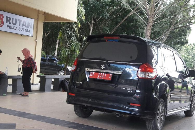 Mobil dinas milik Pemerintah Kota Kendari ikut diamakan KPK dalam Operasi Tangkap Tangan (OTT) terhadap wali kota Kendari dan cagub Sultra.(KOMPAS.com/KIKI ANDI PATI )