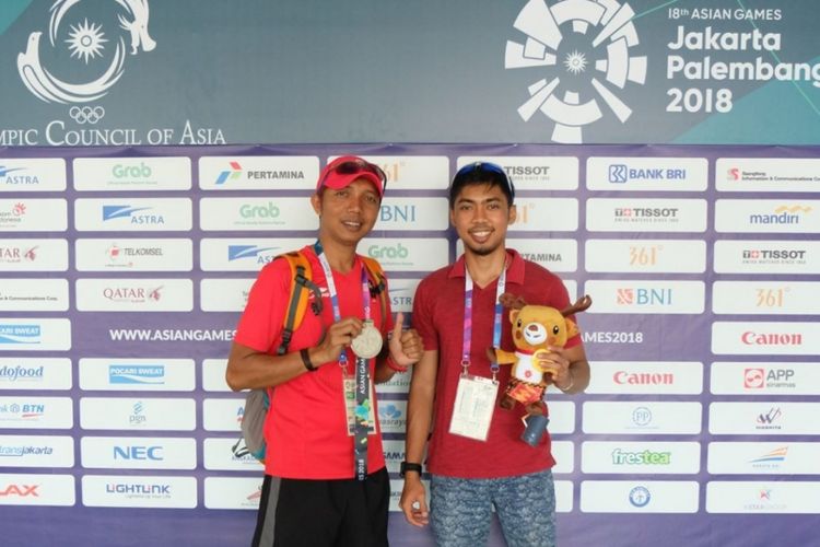 Tampak Muhammad Sejahtera Dwi Putra dan pelatihnya usai meraih medali perak cabang olahraga tembak Asian Games 2018, Rabu (5/9/2018)