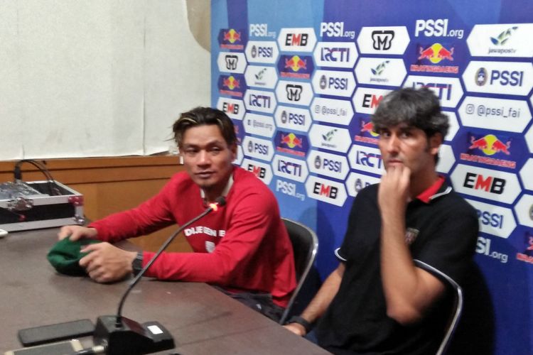 Wawan Hendrawan (kiri) dan pelatih Bali United Stefano Cugurra, usai laga kontra Persela Lamongan, Senin (18/2/2019) malam.