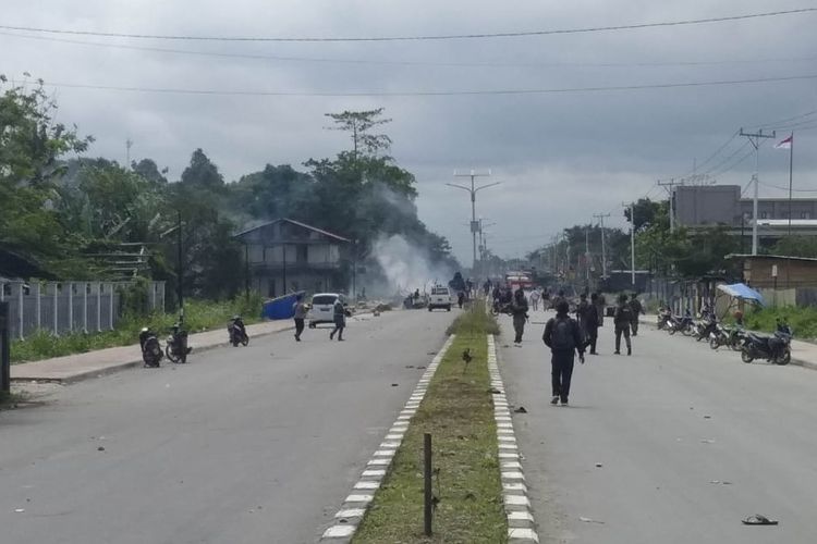 Polisi memukul mundur massa demonstran dalam peristiwa kerusuhan di Mimika, Papua, Rabu (21/8/2019).