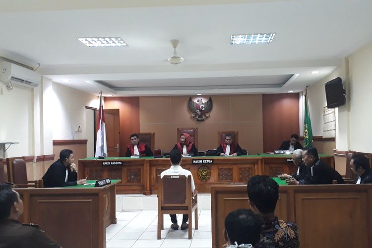 Suasa saar sidang lanjutan terdakwa kasus pembunuhan satu keluarga di Bekasi, Harris Simamora ditunda di Pengadilan Negeri Bekasi, Senin (22/4/2019).
