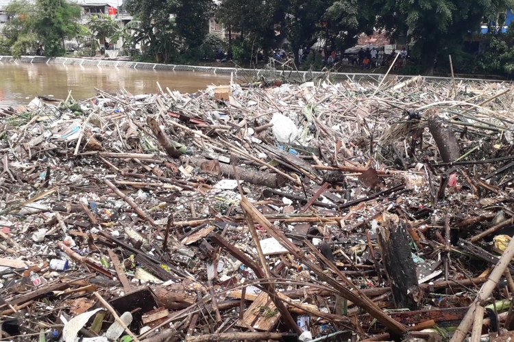 Sampah menumpuk di Sungai Ciliwung, tepatnya di bawah jembatan Jalan Abdullah Syafei, Kampung Melayu, Jumat (26/4/2019).