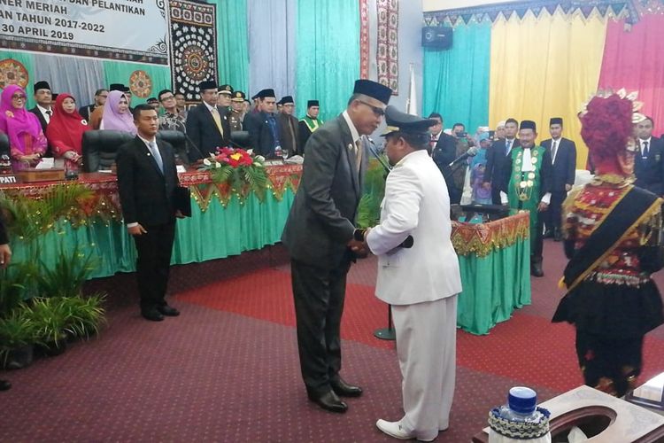 Suasana pelantikan Plt Bupati Bener Meriah, Sarkawi, menjadi bupati defenitip, oleh Plt Gubernur Aceh, Nova Iriansyah, Selasa (30/4/2019) di ruang sidang DPRK setempat.