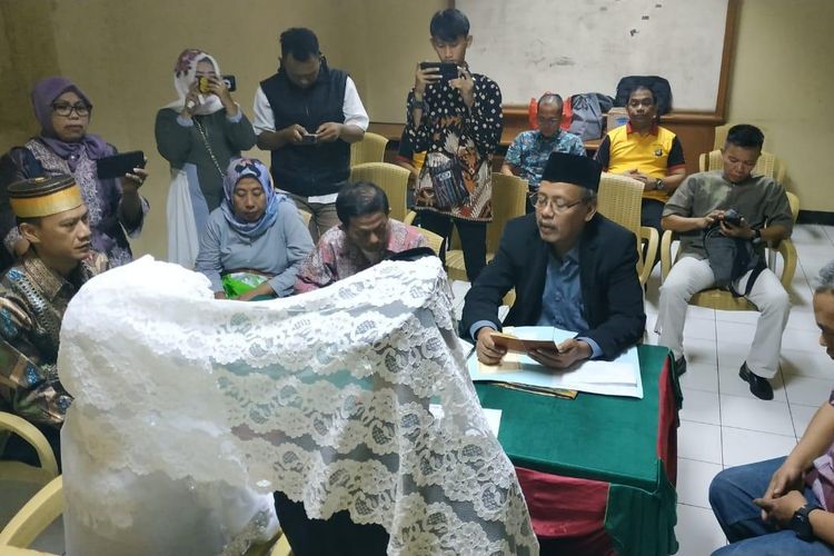 Seorang tersangka kasus kerusuhan 22 Mei 2019 di Cideng, Jakarta Pusat, berinisial AC melangsungkan pernikahan dengan seorang perempuan berinisial MA di Rumah Tahanan (Rutan) Narkoba Polda Metro Jaya, Jumat (21/6/2019).