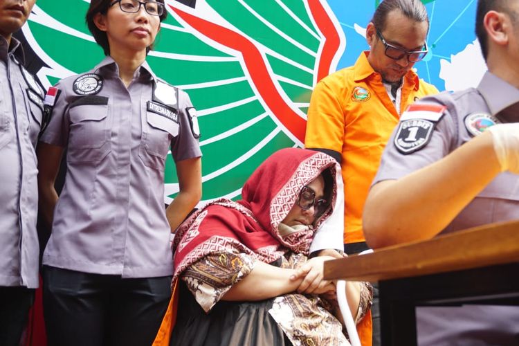 Pelawak Nunung bersandar pada lengan suaminya, July Jan Sambiran, saat jumpa pers kasus penyalahgunaan narkoba di Polda Metro Jaya, Jakarta Selatan, Senin (22/7/2019).