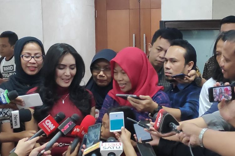 Baiq Nuril dan Rieke Diah Pitaloka tiba di Gedung DPR, Senayan, Jakarta, Selasa (22/7/2019).