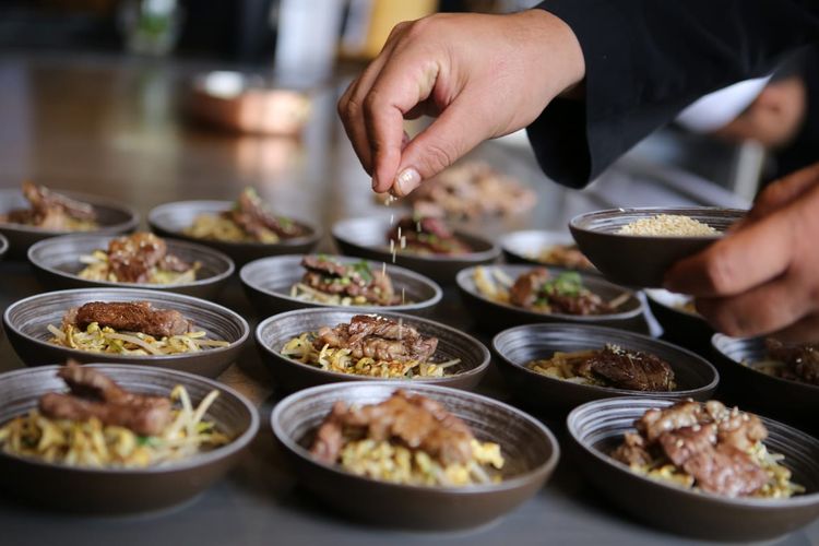 Hidangan Sher Wagyu yang dimasak dengan metode tepanyaki sedang disiapkan oleh para juru masak Hotel Pullman di Kahyangan Resto, Wisma Nusantara Lantai 28, Jakarta, Rabu (20/3/2019). 