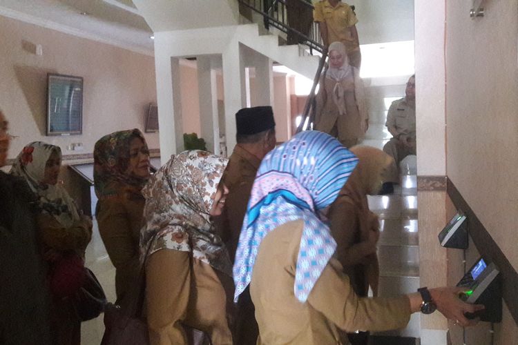 Sejumlah pegawai di Lingkungan Pemerintah Provinsi Banten tengah antre untuk absen pulang pukul 12.30 WIB, Selasa (7/5/2019).