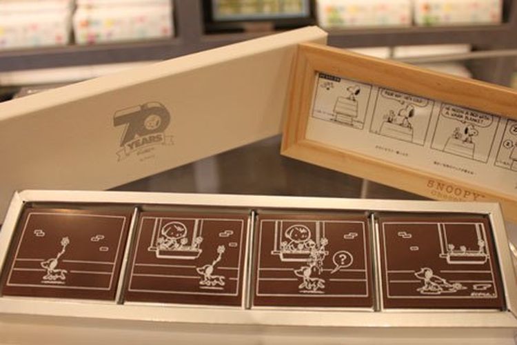 (Kiri ke kanan) Tablet Chocolat yang hanya dijual di Arashiyama (1.200 yen), Bingkai Kayu (800 yen)