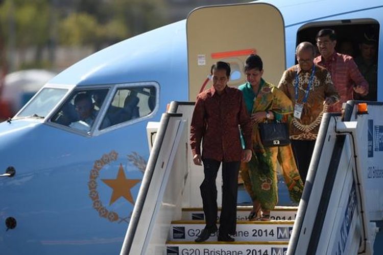 Presiden Joko Widodo didampingi istrinya, Iriana keluar dari pesawat kepresidenan setibanya di bandara internasional Brisbane, Jumat (14/11/2014), untuk menghadiri KTT G-20 akhir pekan nanti.