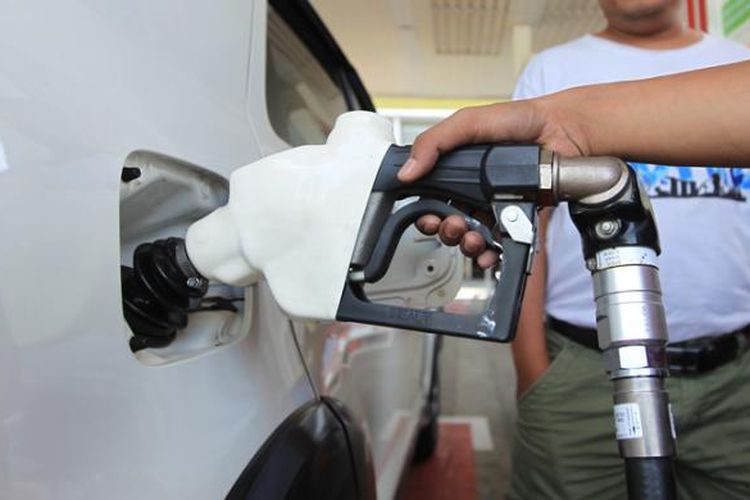 Petugas melayani pembeli bahan bakar minyak jenis baru, Pertalite, di SPBU Abdul Muis, Jakarta Pusat, Jumat (24/7/2015). PT Pertamina (Persero) hari ini mulai menjual Pertalite dengan oktan 90 kepada konsumen dengan harga Rp 8.400 per liter.