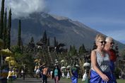 Gunung Agung Erupsi, Wisatawan Tetap Berkunjung ke Pura Besakih