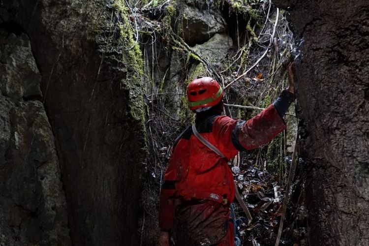 Penelusur goa Mapala UI berada di mulut gua di kawasan karst Testega, Pegunungan Arfak, Papua Barat.