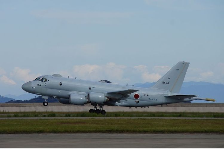 Sebuah pesawat intai Kawasaki P-1 buatan Jepang.