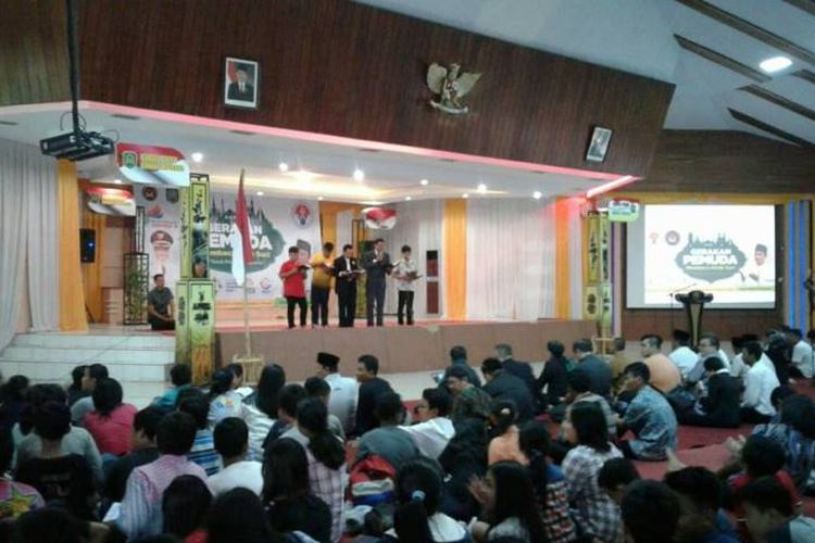 Ratusan pemuda lintas agama mengikuti kegiatan Gerakan Pemuda Membaca Kitab Suci (GPMKS) yang dipusatkan di Aula Pemkab Subang, Jawa Barat, Senin (27/11). 