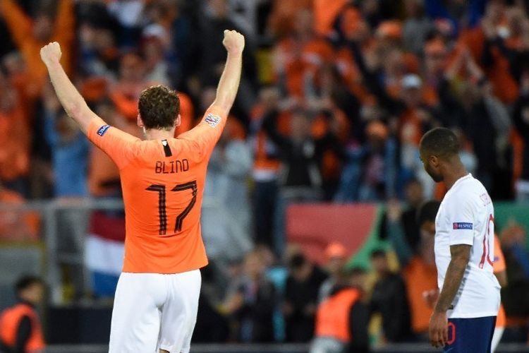 Ekspresi berbeda dari Daley Blind dan Raheem Sterling seusai laga Belanda vs Inggris dalam semifinal UEFA Nations League di Stadion D. Alfonso Henriques, 6 Juni 2019. 