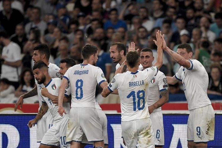 Nicolo Barella (18) merayakan gol bersama rekan-rekannya pada pertandingan Yunani vs Italia dalam lanjutan babak kualifikasi Euro 2020, 8 Juni 2019. 