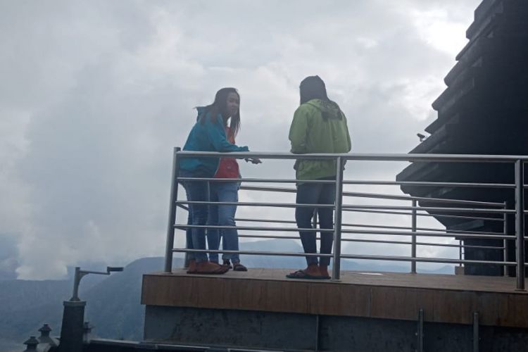 Wisatawan menikmati Bromo dari atas Puncak Seruni Point, Sabtu (29/12/2018). 