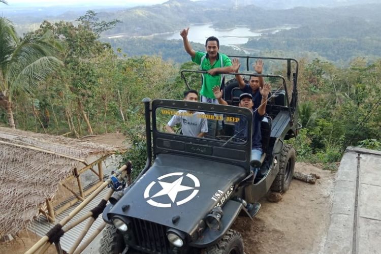 Spot Bintang dan Jeep Wilis di Kalibiru 2 di dekat destinasi Pulepayung. Kalibiru 2 akan beroperasi pada sehari setelah lebaran. 