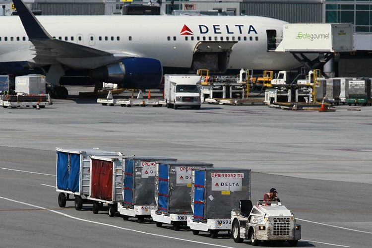 Pesawat milik maskapai Delta Air Lines terparkir di bandara San Fransisco.