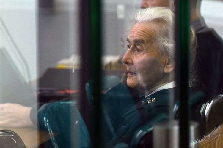 Foto yang diambil pada 16 Oktober 2017, saat terdakwa Ursula Haverbeck menunggu persidangan di pengadilan di Berlin. Polisi telah menahan terdakwa yang tidak menyerahkan diri setelah divonis bersalah dan dihukum dua tahun penjara.