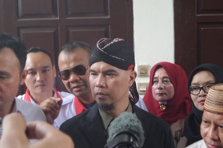 Ahmad Dhani (mengenakan blangkon) hadir di Pengadilan Negeri Jakarta Selatan, Senin (30/4/2018).