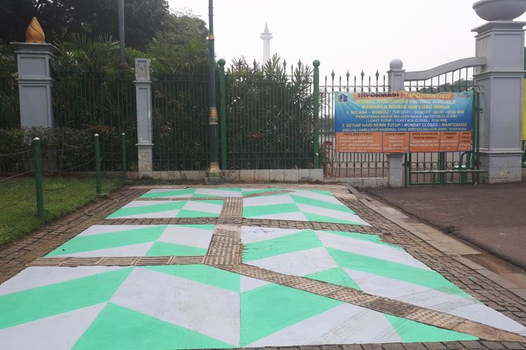 Blind path di ujung trotoar komplek Monumen Nasional (Monas), Jakarta Pusat, Rabu (1/8/2018)