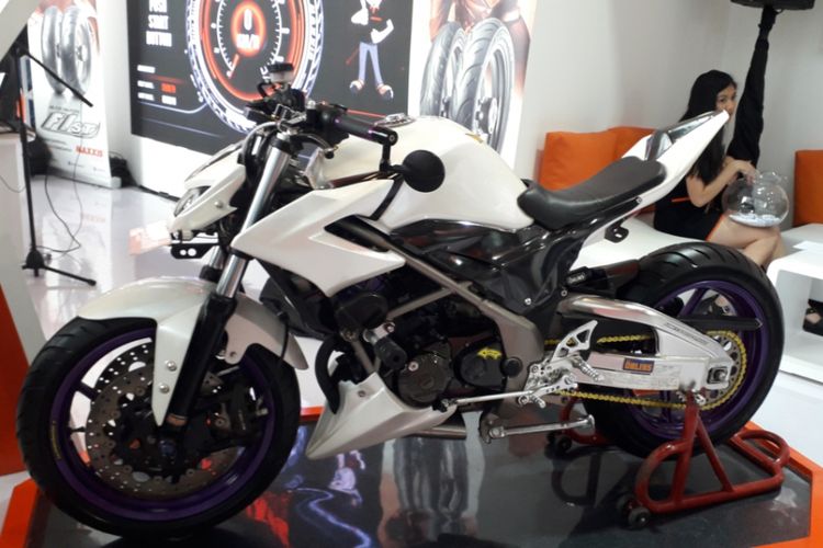 Honda CB150R yang sudah dimodifikasi bergaya minor fighter. Motor tersebut dipamerkan di booth salah satu produsen ban yang tampil di GIIAS 2018 di ICE, BSD City, Tangerang pada 2-12 Agustus silam.