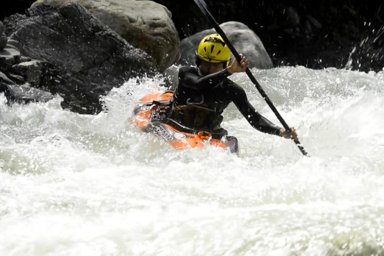 Gregorius Benhard sedang mengarungi Jeram Kasuari di Sungai Prafi, Papua Barat.