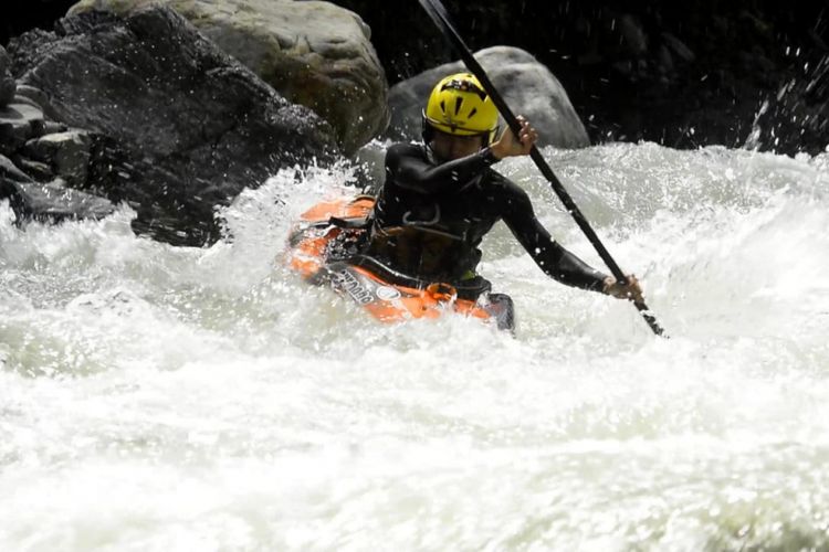 Gregorius Benhard sedang mengarungi Jeram Kasuari di Sungai Prafi, Papua Barat. 