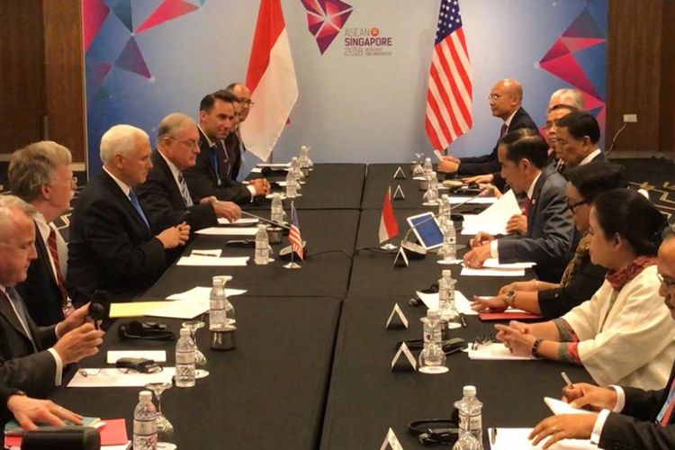 Suasana pertemuan bilateral Presiden Joko Widodo dengan Wakil Presiden Amerika Serikat Michael Richard Pence di Singapura, Rabu (14/11/2018).